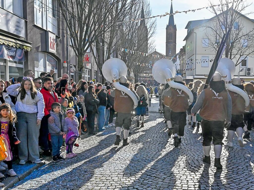 Zahlreiche Hstrger zogen am Sonntag durch die Lahrer Innenstadt. Die Besucher verfolgten das Treiben gut gelaunt.