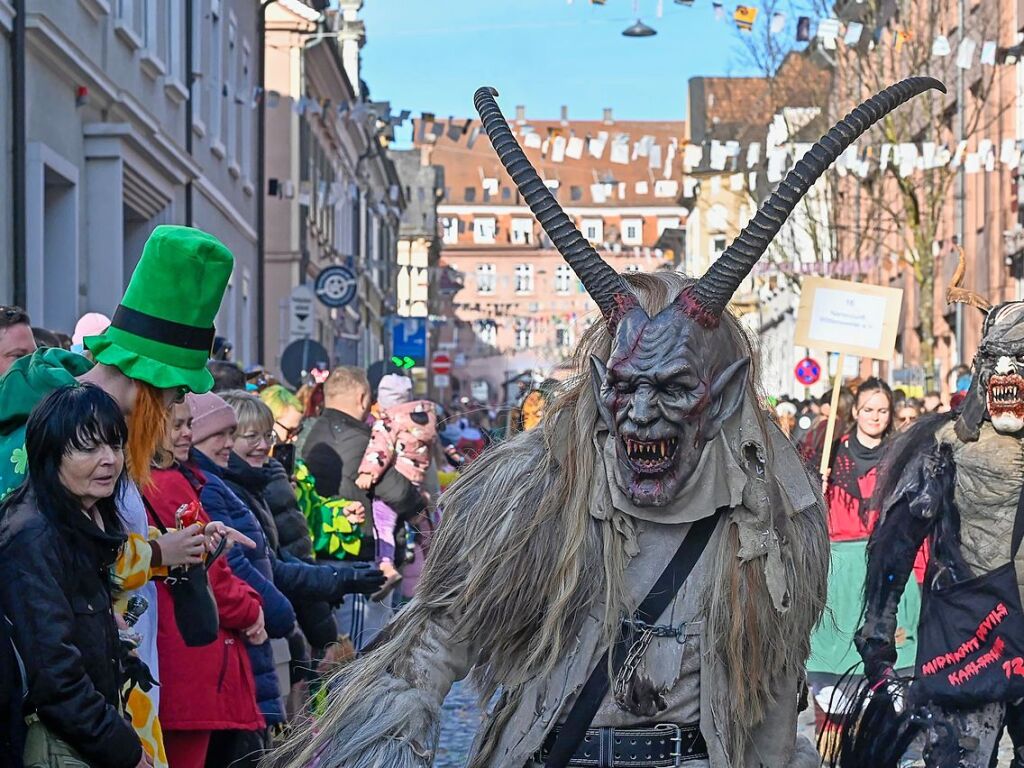 Zahlreiche Hstrger zogen am Sonntag durch die Lahrer Innenstadt. Die Besucher verfolgten das Treiben gut gelaunt.