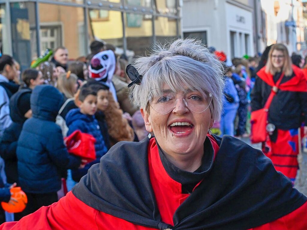 Zahlreiche Hstrger zogen am Sonntag durch die Lahrer Innenstadt. Die Besucher verfolgten das Treiben gut gelaunt.