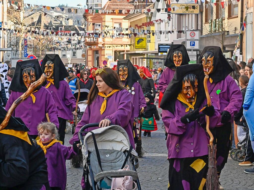 Zahlreiche Hstrger zogen am Sonntag durch die Lahrer Innenstadt. Die Besucher verfolgten das Treiben gut gelaunt.