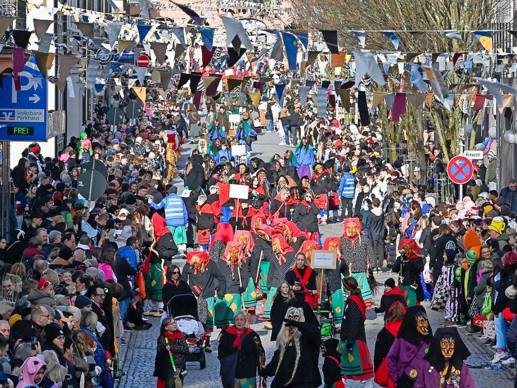 Zahlreiche Hstrger zogen am Sonntag durch die Lahrer Innenstadt. Die Besucher verfolgten das Treiben gut gelaunt.