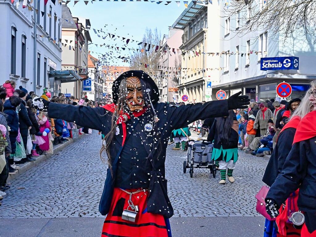 Zahlreiche Hstrger zogen am Sonntag durch die Lahrer Innenstadt. Die Besucher verfolgten das Treiben gut gelaunt.