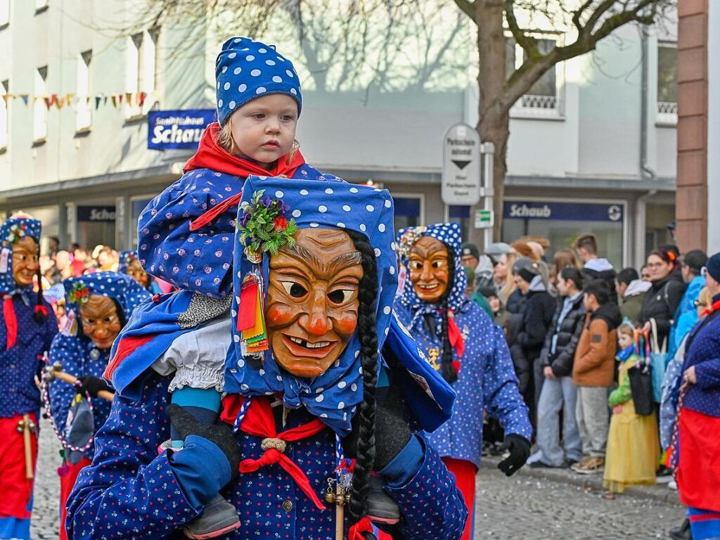 Zahlreiche Hstrger zogen am Sonntag durch die Lahrer Innenstadt. Die Besucher verfolgten das Treiben gut gelaunt.