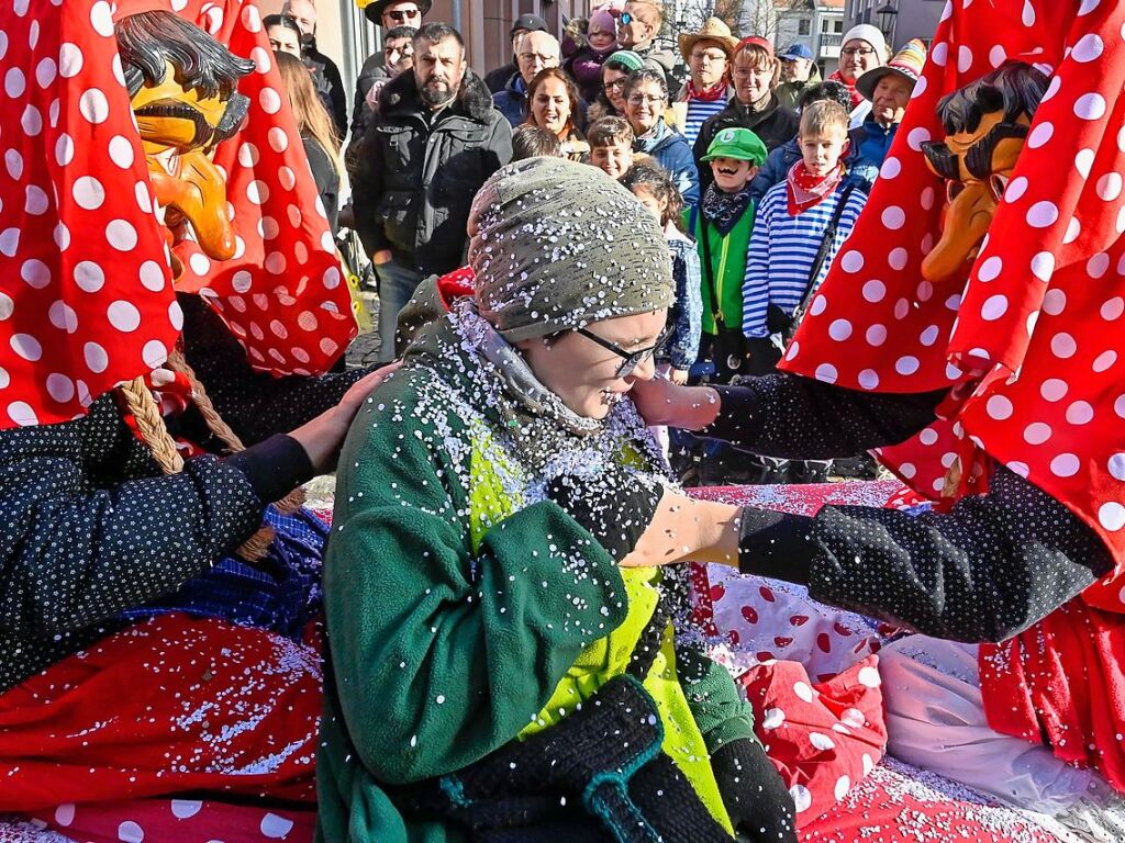 Zahlreiche Hstrger zogen am Sonntag durch die Lahrer Innenstadt. Die Besucher verfolgten das Treiben gut gelaunt.