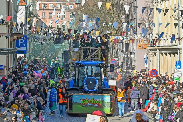 Viel los war beim Lahrer Narrenumzug in der Schillerstrae.  | Foto: Endrik Baublies