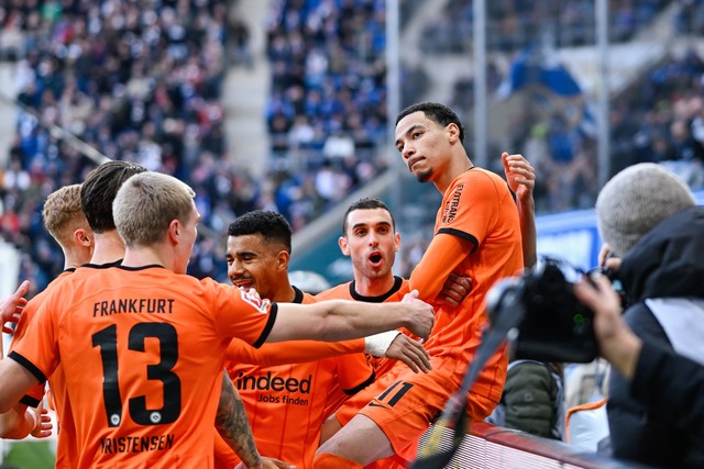 L&auml;sst sich feiern: Eintracht-Torsch&uuml;tze Hugo Ekitik&eacute;  | Foto: Uwe Anspach/dpa