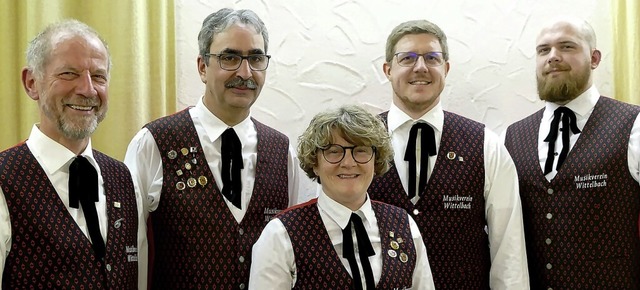 Roman Himmelsbach (von rechts) und Flo... 56 Jahren am Tenorhorn verabschiedet.  | Foto: Beate Zehnle-Lehmann