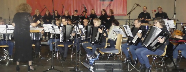 Akkordeonklnge und Chorgesang haben a...einauenhalle in Ottenheim unterhalten.  | Foto: Hans Spengler