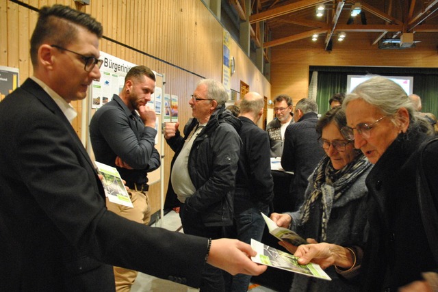 Die Brgerinitiative dland im Austausch mit Interessierten  | Foto: Ralph Fautz