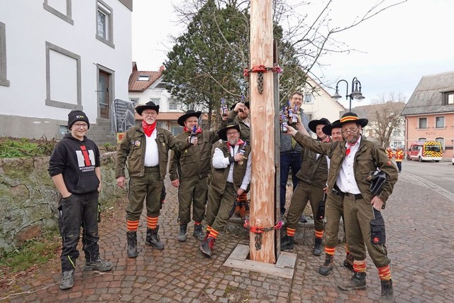 &quot;Jetzt stoht de Narrebom!&quot; D...  auf ein reibungsloses Aufstellen an.  | Foto: Hans-Jrgen Sackmann