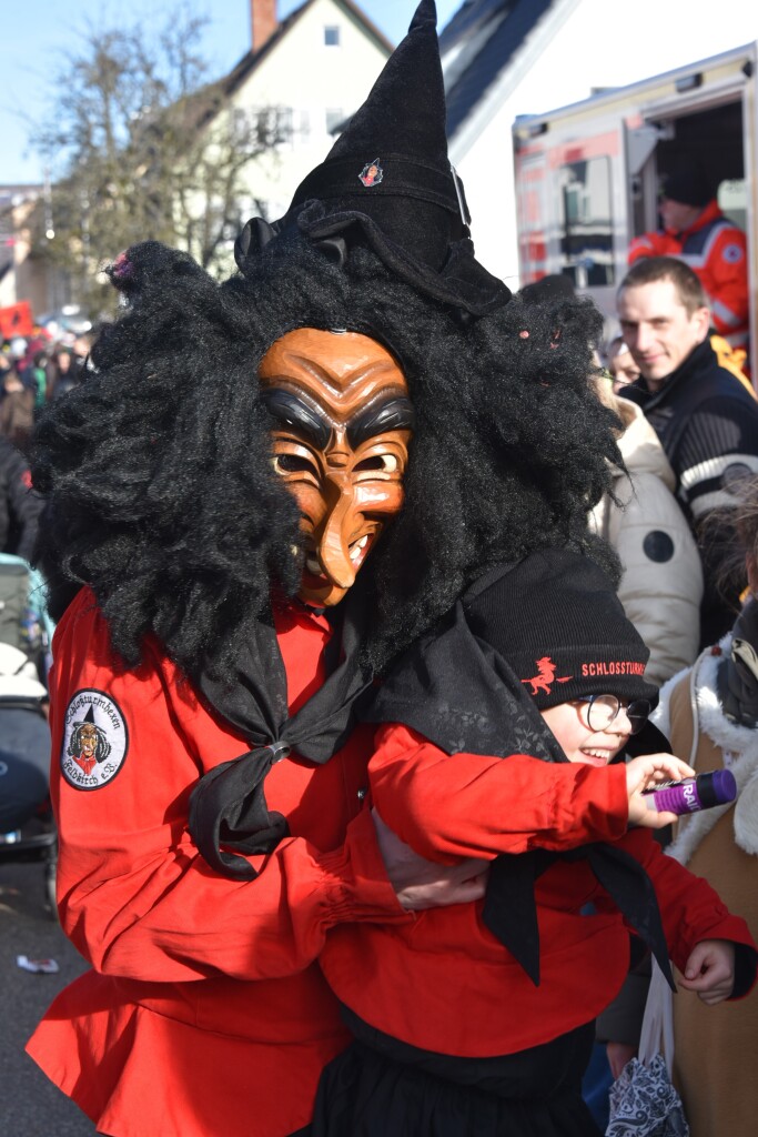 Mit lautem Narri Narro gratulierten zahlreiche Znfte und Gruppen den Freimter Wurzelgeistern zum 33. Geburtstag.