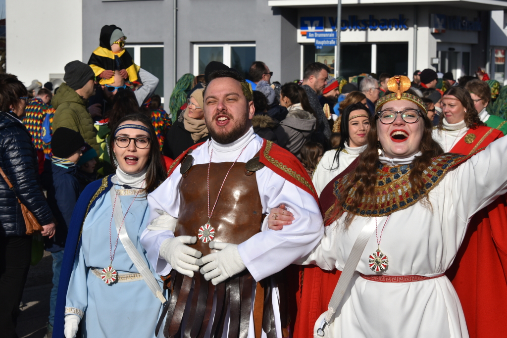 Mit lautem Narri Narro gratulierten zahlreiche Znfte und Gruppen den Freimter Wurzelgeistern zum 33. Geburtstag.