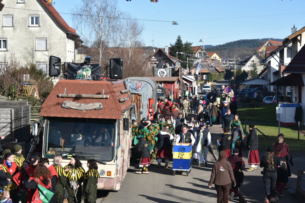 Mit lautem Narri Narro gratulierten zahlreiche Znfte und Gruppen den Freimter Wurzelgeistern zum 33. Geburtstag.