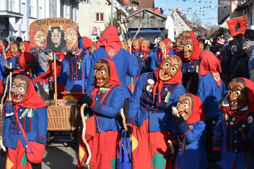 Mit lautem Narri Narro gratulierten zahlreiche Znfte und Gruppen den Freimter Wurzelgeistern zum 33. Geburtstag.