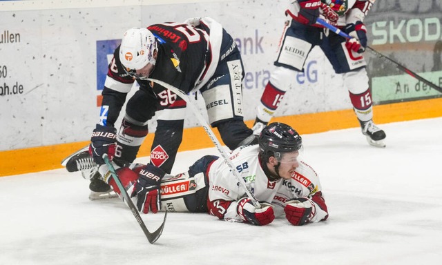 EHC-Strmer Yannik Burghart gegen den Ravensburger Leonhard Korus  | Foto: Maximilian Rist/Eibner-Pressefoto (imago)