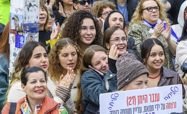 Israelis verfolgen auf einem Bildschir...ischen Geiseln aus der Hand der Hamas.  | Foto: Israel Hadari (dpa)