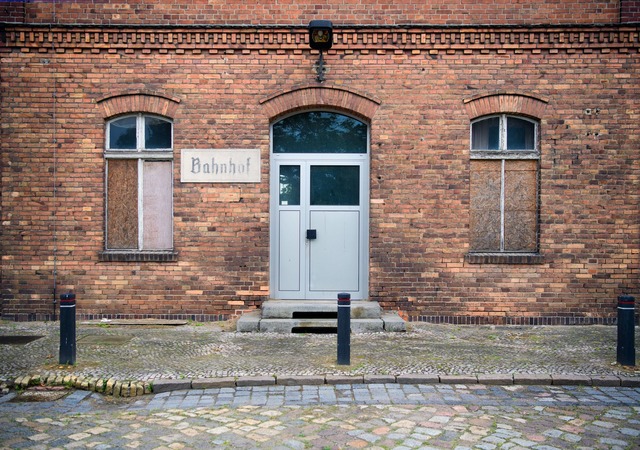 Ein verkauftes und runtergekommenes Ba...r Strecke Dresden-Berlin. (Archivbild)  | Foto: Soeren Stache/dpa-Zentralbild/dpa