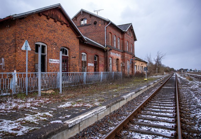 Der im Privatbesitz befindliche Bahnho...lossen und verf&auml;llt. (Archivbild)  | Foto: Jens B&uuml;ttner/dpa