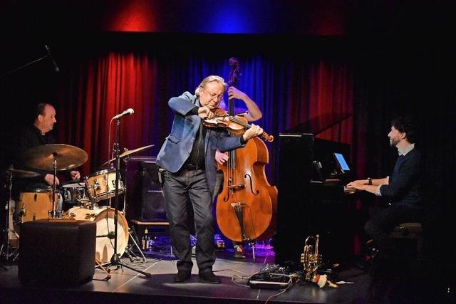 Adam Taubitz zeigt im Nellie Nashorn in Lrrach, was die Jazzgeige alles kann