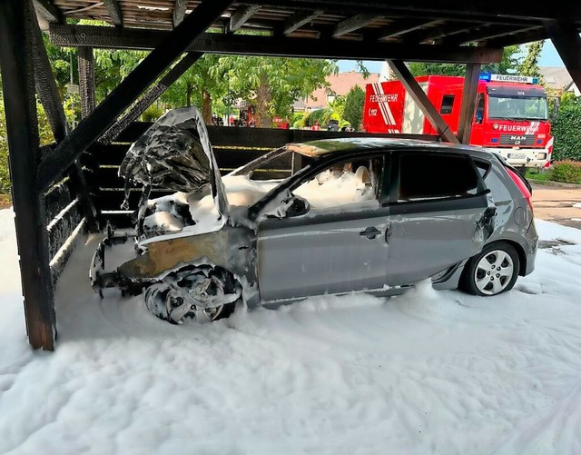 Bei einem der Einstze brannte ein Auto samt Carport in der Kernstadt.  | Foto: Feuerwehr Neuenburg