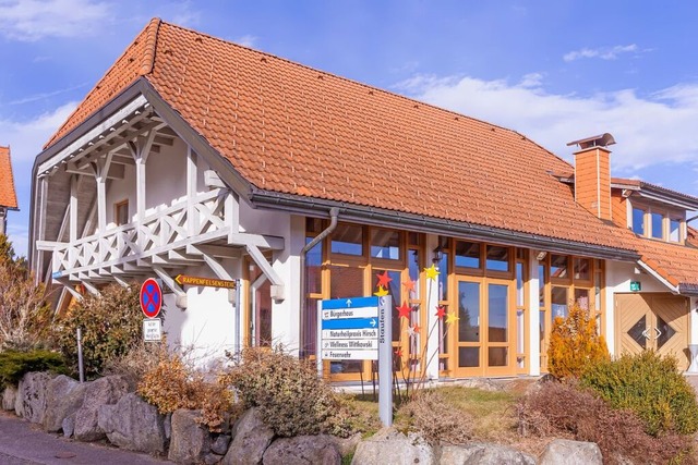 Ehrenamtliches Engagement in Staufen: ...vor Vogelkot Schutzbretter angebracht.  | Foto: Wilfried Dieckmann