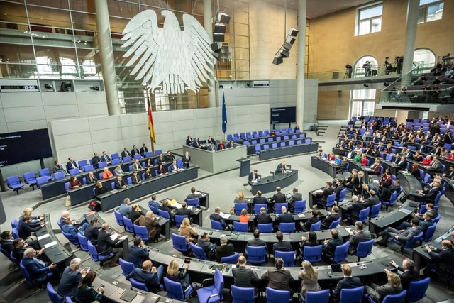 Blick in den Plenarsaal des Bundestags. Hier sitzen die Abgeordeten.  | Foto: Michael Kappeler (dpa) 