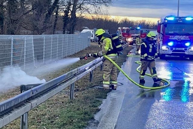 Feuerwehr lscht Lkw-Reifen an Neuenburger Autobahnparkplatz