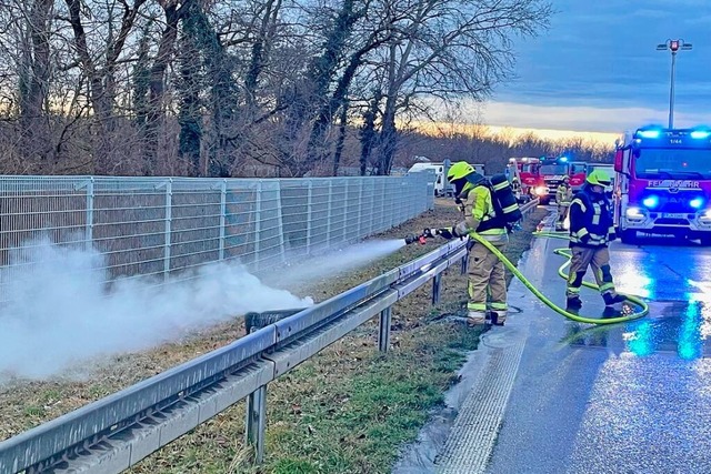 An der Ausfahrt eines Autobahnparkplat... am Montagmorgen zu einem Reifenbrand.  | Foto: Feuerwehr Neuenburg