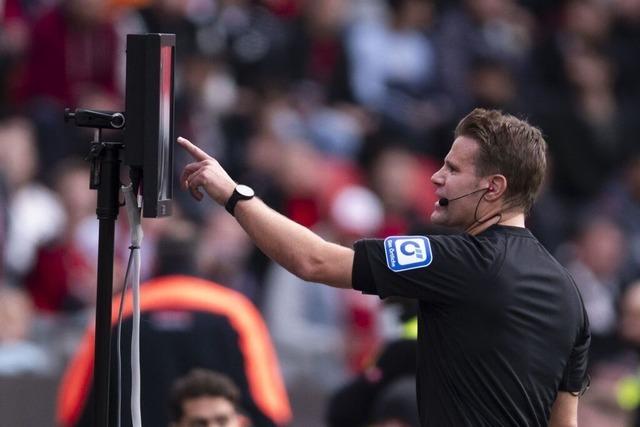 Neuerung auch beim SC Freiburg: Schiedsrichter erklrt den Fans die Videobeweis-Entscheidungen