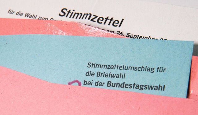 Die Briefwahl muss auch bei der nahend...estagswahl 2025 zuvor beantragt werden  | Foto: Julian Stratenschulte (dpa)