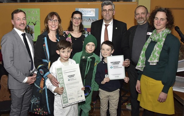 Brgermeister Sebastian Stiegeler mit ...schule als Naturparkschule (von links)  | Foto: Stefan Pichler