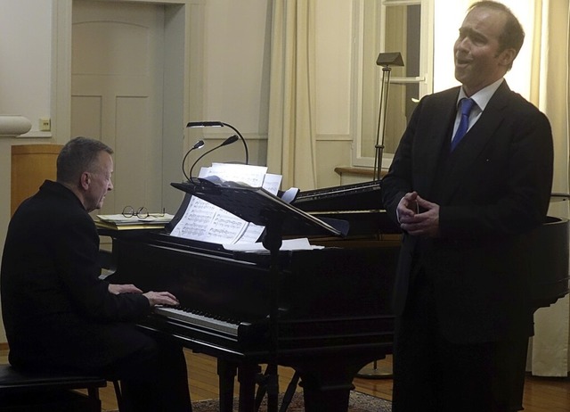 Der Tenor Georg Poplutz und der Pianis...chen mit in die romantische Liedwelt.   | Foto: Roswitha Frey