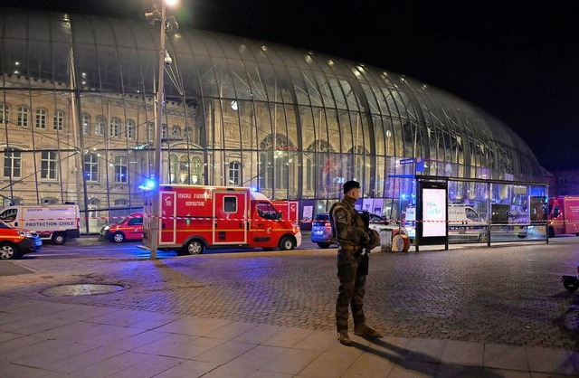 Ein Soldat bewacht am 11. Januar  den ...en. Dutzende Menschen wurden verletzt.  | Foto: Pascal Bastien (dpa)