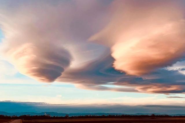 Linsenwolken ber Neuenburg sind ein himmlischer Anblick