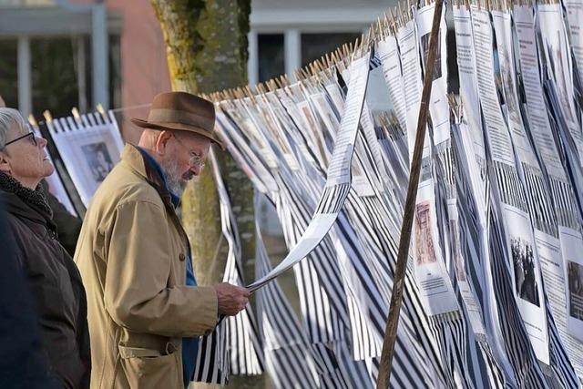 Schwarz-weie Fahnen gaben in Mllheim den NS-Opfern einen Namen