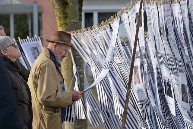 Namen, Fotos und Geschichten der Opfer...urden in Mllheim auf Fahnen sichtbar.  | Foto: Volker Mnch