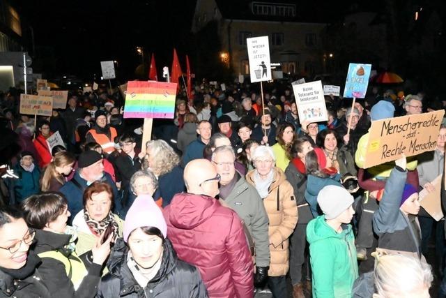 In Waldkirch demonstrieren rund 2000 Menschen gegen die AfD - deutlich mehr als erwartet