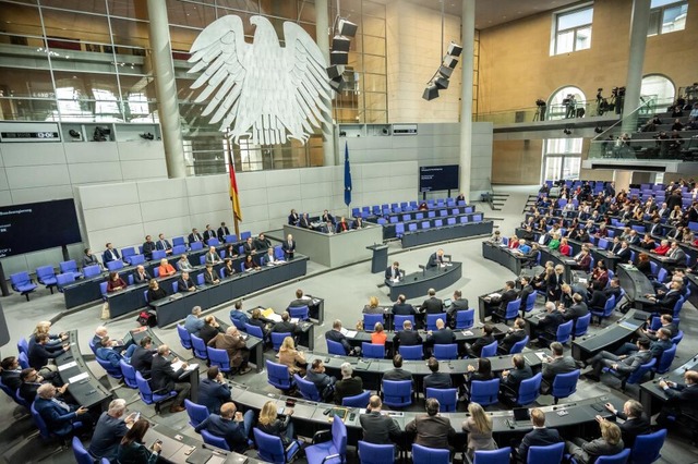 Die Abgeordneten im Plenarsaal des Deu...nftig ist ihre Zahl auf 630 begrenzt.  | Foto: Michael Kappeler (dpa)