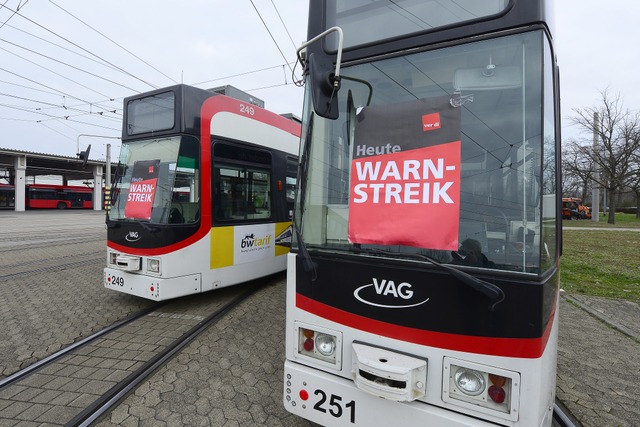 Busse und Bahnen in Freiburg bleiben a...fordern attraktive Arbeitsbedingungen.  | Foto: Ingo Schneider