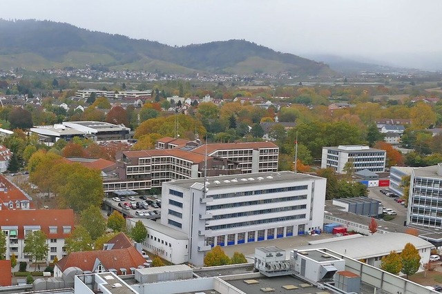 Sanierung oder Neubau? Das Landratsamt...in Offenburg (Bildmitte) bleibt Thema.  | Foto: Helmut Seller