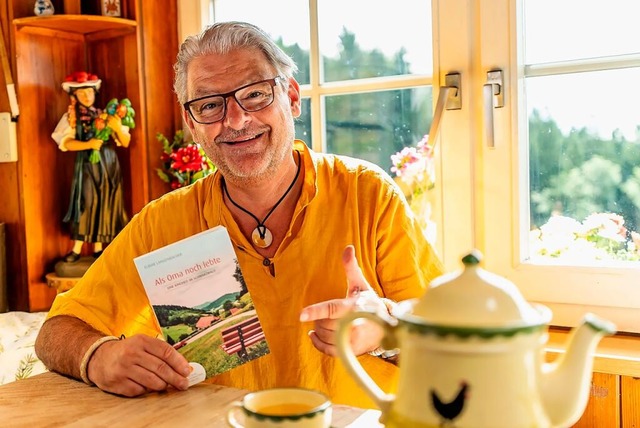 Elmar Langenbacher mit seinem Buch.  | Foto: Thomas Klatt