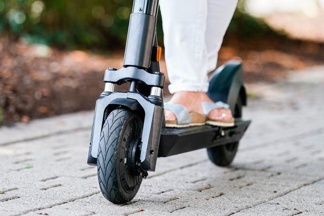 Jugendliche hinterlassen E-Scooter-Bremsspuren im Schulzentrum in Grenzach-Wyhlen