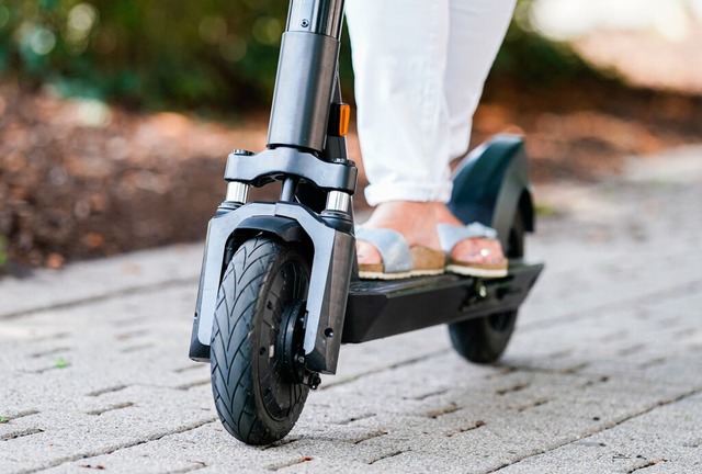 E-Scooter haben offenbar Bremsspuren im Schulzentrum hinterlassen.  | Foto: Uwe Anspach (dpa)