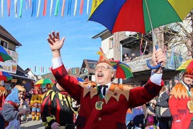 Kleine und groe Narren im Glck beim Kleggau-Narrentreffen in Sthlingen-Weizen