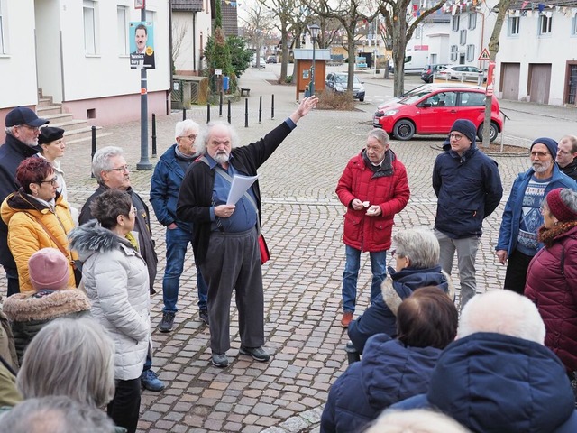 Karl-Heinz Debacher (Mitte) hat den ru... Gedenktag an die Opfer des Holocaust.  | Foto: Michael Haberer