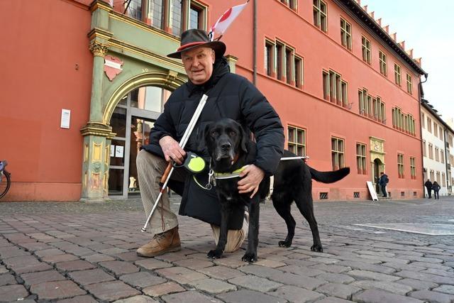 Blindenfhrhund Arok begleitet seit sieben Jahr Hans-Georg Fischer durch Freiburg - und versteht Italienisch