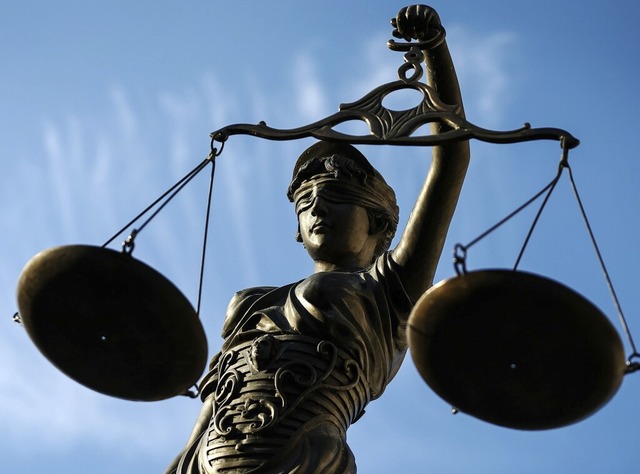 Eine Statue der Justitia, der Gttin d..., um  das richtige Strafma zu finden.  | Foto: David-Wolfgang Ebener (dpa)