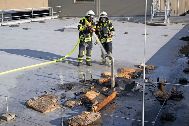 Auf dem Dach der Firma Schott in Hgel...nen technischen Defekt zu einem Brand.  | Foto: Volker Mnch