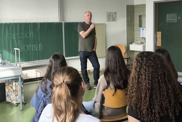 Kabarettist Alfons diskutiert in Lrrach mit Gymnasiasten ber Demokratie