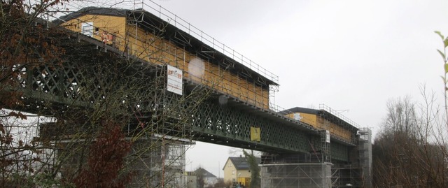 Die Sanierung der Eisenbahnbrcke zwis...ist frhestens im Herbst zu erwarten.   | Foto: Baier, Markus